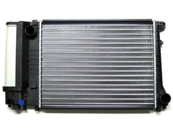 BMW 5 E34 1,8 bencinski hladilnik / radiator